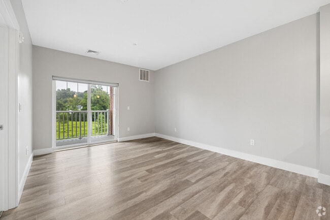 1BR, 1BA - 761SF - Living Room - 1177 Greens Farms