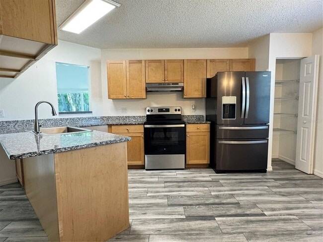 Photo - 215 Fernwood St
