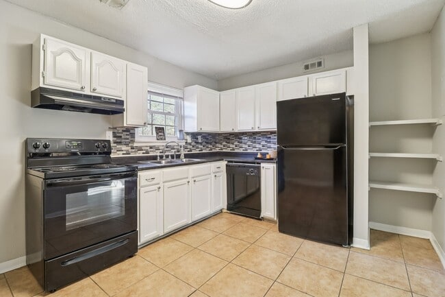 Kitchen - Eagle Trace Apartments