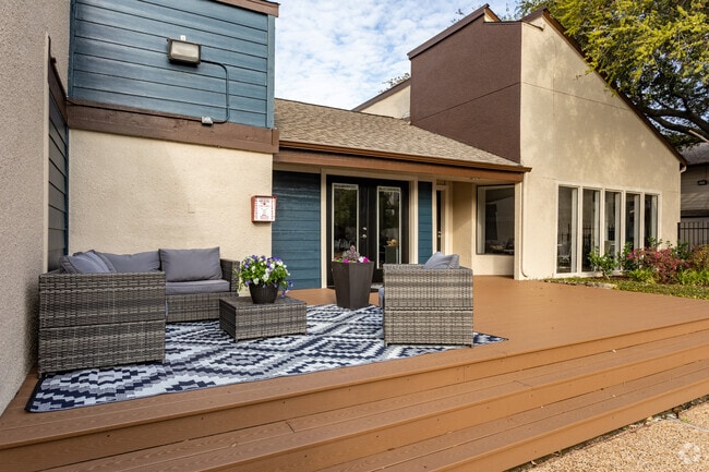 Outdoor Poolside Lounge - Windridge On The Parkway