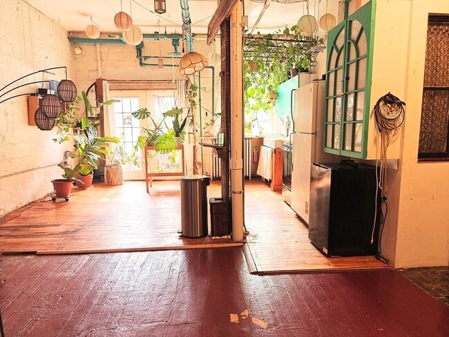 Building Photo - 226 Pearl St Unit 1R