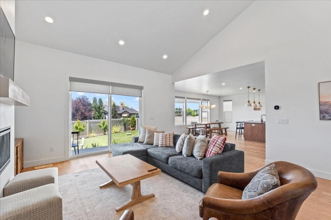 Building Photo - 690 S Edge Ln Unit ID1249905P