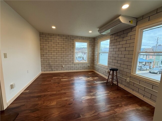 Photo - 260 Oak Ave Unit A