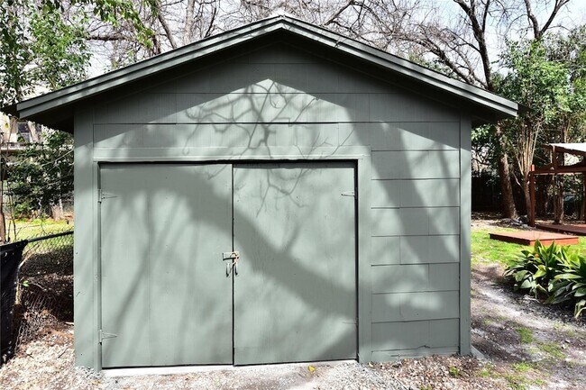 Photo - 410 Kenniston Dr