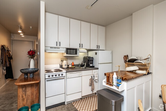 Studio - 590SF - Kitchen - Vogel House Apartments
