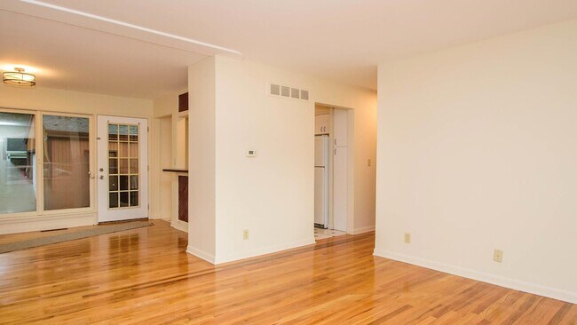 Photo - 924 N Maple Rd