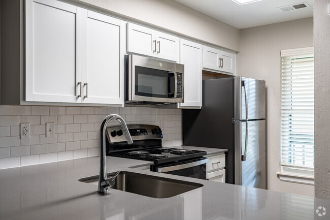 2BR, 1BA - 860SF - Foxwood Upper - Kitchen - Laurel Valley Apartments