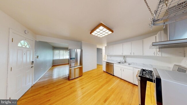 Building Photo - 400 Dean Dr