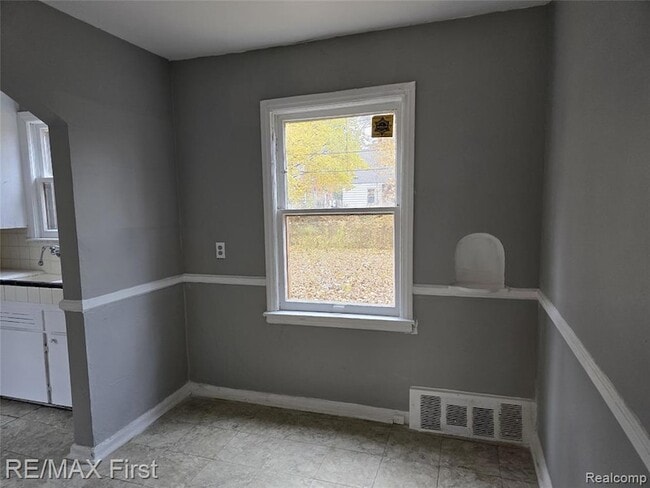 Building Photo - 8239 Manor