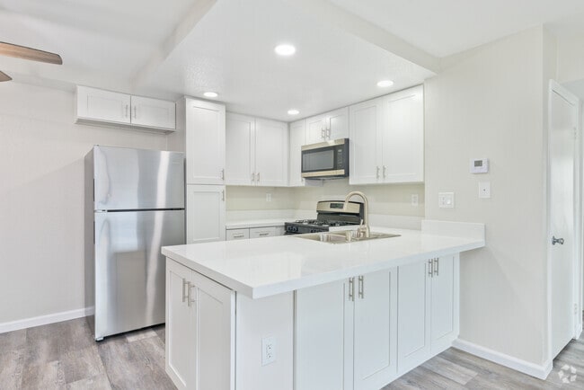 2BR, 1BA - 739SF - Kitchen - Park Villas Apartment Homes