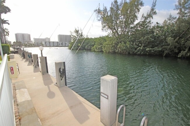 Building Photo - 2860 NE 14th St Unit 103D