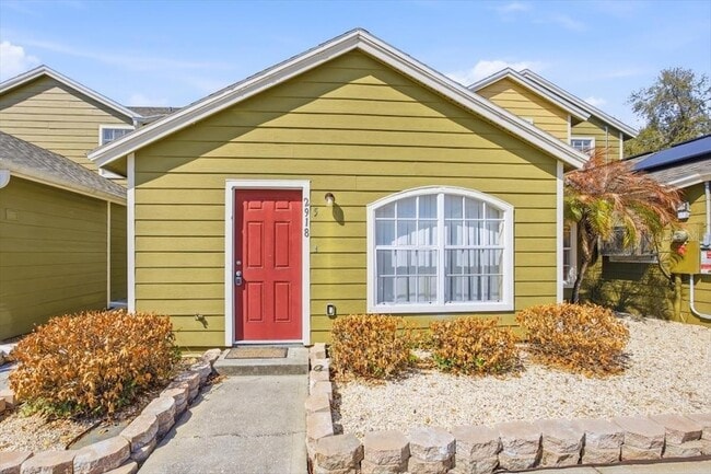 Building Photo - 2918 Fan Palm Dr