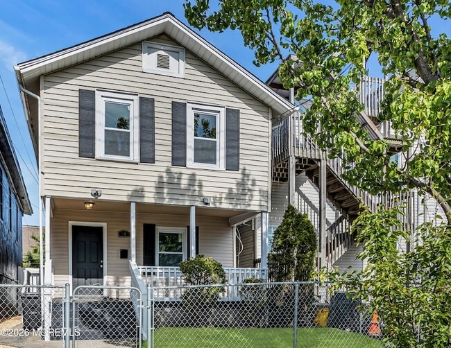 Building Photo - 303 Comstock St