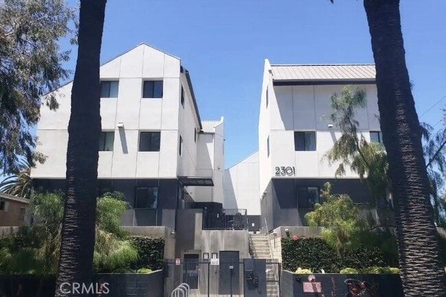 Building Photo - 2301 Cloverdale Ave Unit 2