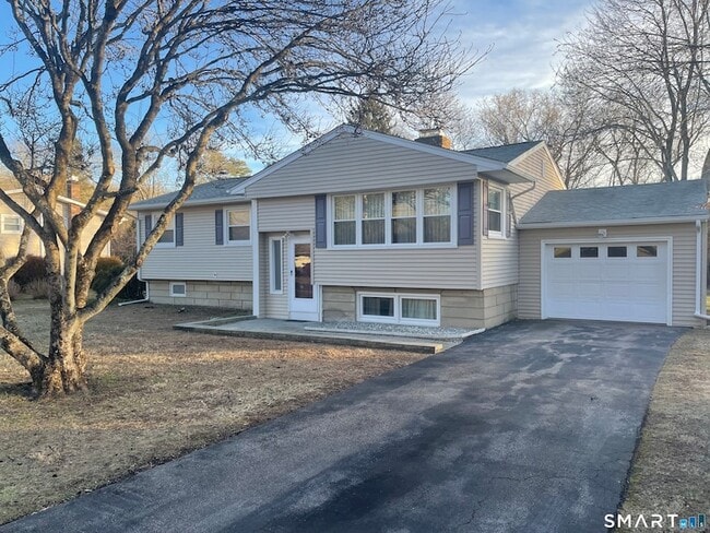 Building Photo - 7 Riverbend Dr