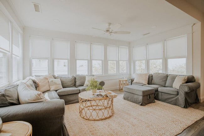 Building Photo - 3 S Surrey Ave Unit ID1308991P