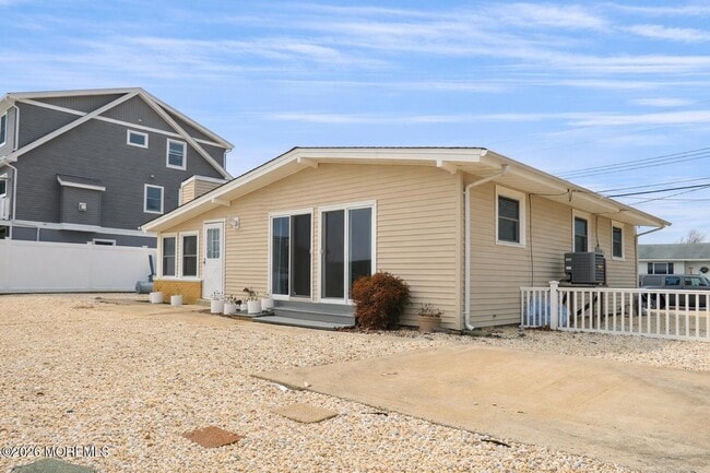 Photo - 825 Leeward Dr