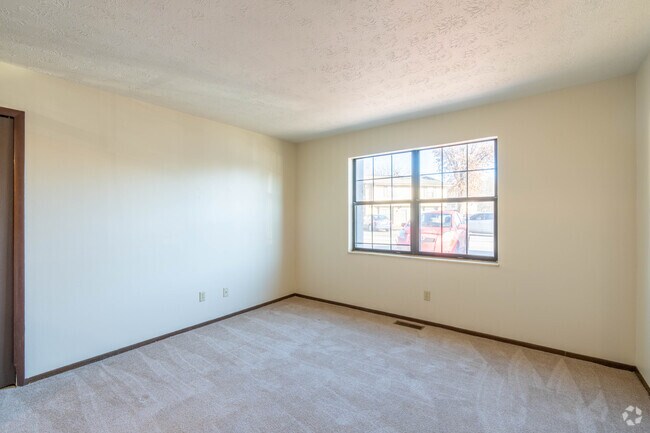 1BR, 1BA - 563SF -Kiser - living Room - Perry Hills Colony