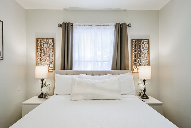 Building Photo - 1327 W 21st St Unit ID1316404P