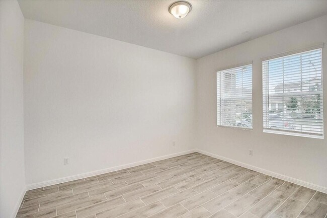 Photo - 117 Lacey Oak Lp