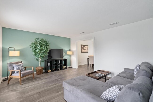 Photo - 405 E Logan St