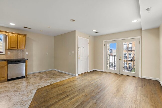 Building Photo - 304 49th St Unit 3