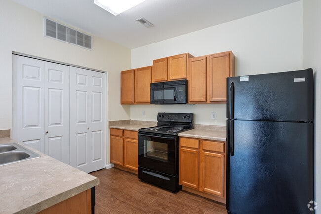 2BR, 2BA - 1033SF - Kitchen - Deer Valley Apartments