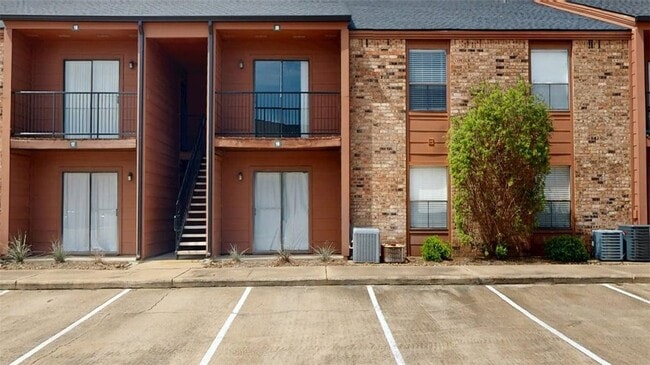 Building Photo - 904 University Oaks Blvd Unit 20