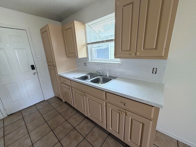Photo - 817 Ute Ave