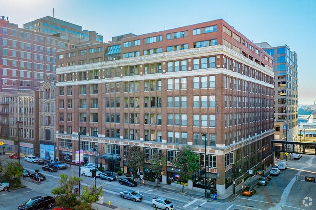 Building Photo - Fourth & Plum