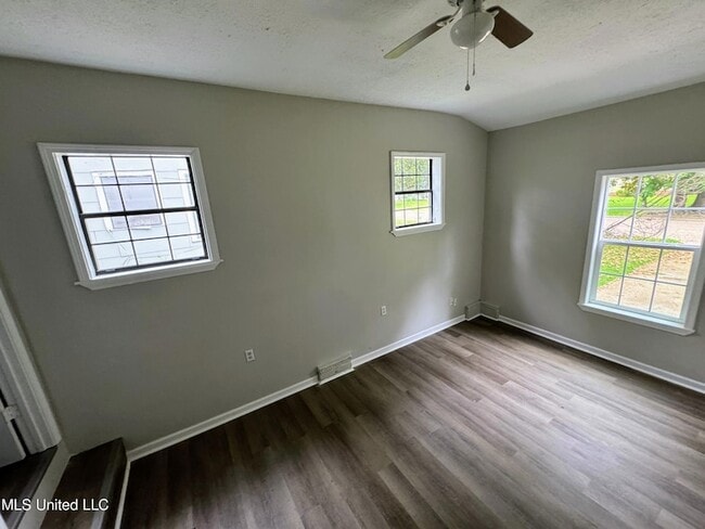 Photo - 521 N Park Ln