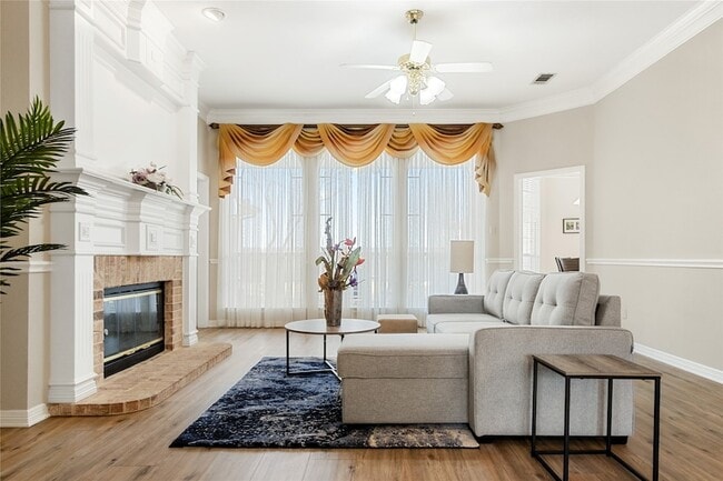 Photo - 118 W Greenbriar Ln