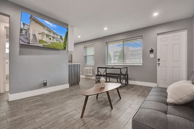 Building Photo - 906 N Riverside Dr Unit SI ID1503993P