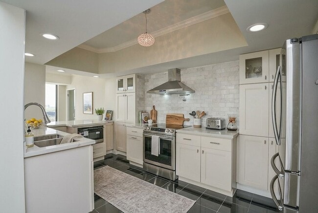 Photo - 15 Greenway Plz Unit 19F