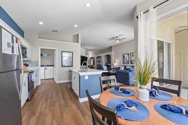 Building Photo - 8022 King Palm Cir Unit ID1290670P