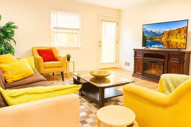 Photo - 2017 Woodford Rd Unit SI ID1473420P