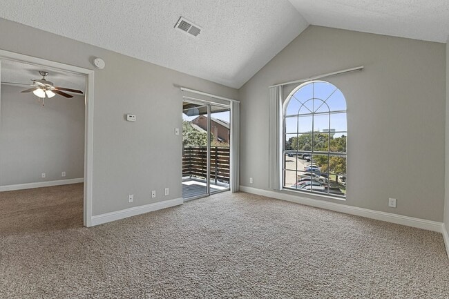 Ample Natural Lighting - Renata on Fredericksburg