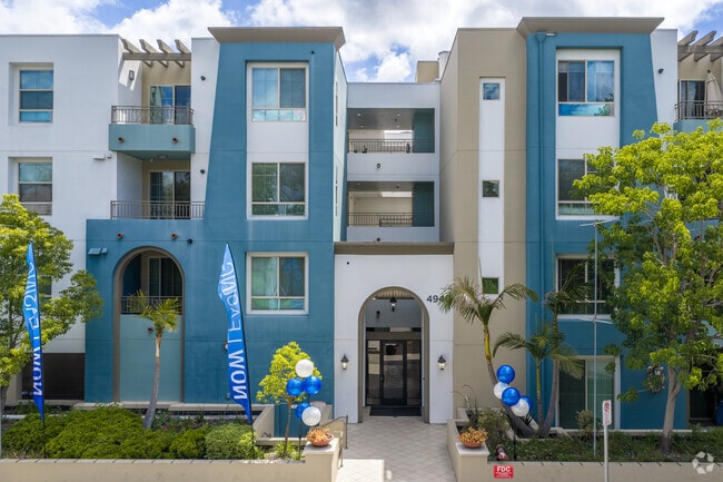 Building Photo - Oasis at Lake Encino