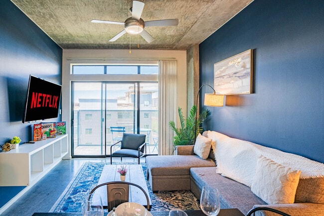 Building Photo - 333 E Roosevelt St Unit ID1263046P