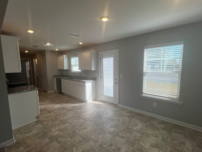 Photo - 58 Stonehenge Ln