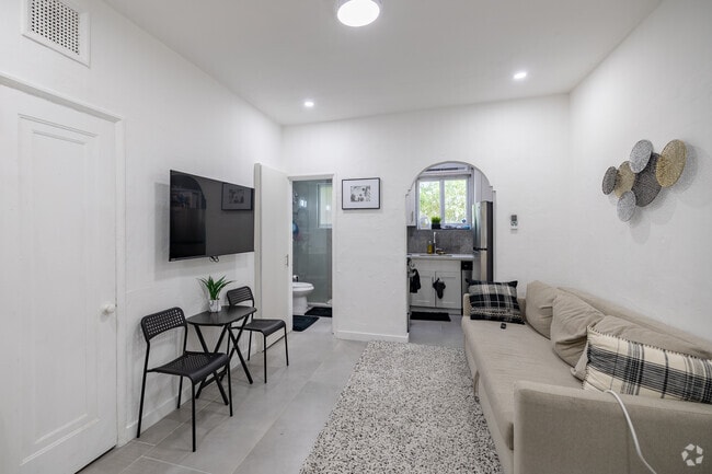 Spacious Living Room - 900 Pennsylvania Ave