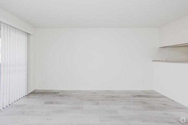 1BR, 1BA - 725SF - Living Room - 3415 Linden Ave.