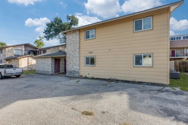 Building Photo - 1212 Hollow Creek Dr Unit A