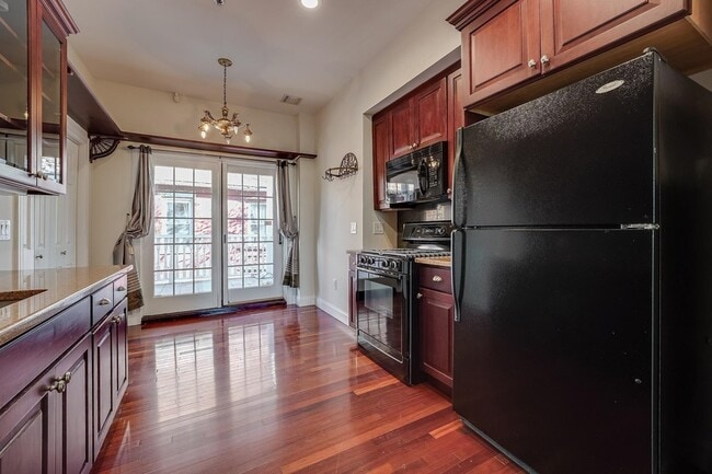 Photo - 880 Summit Ave