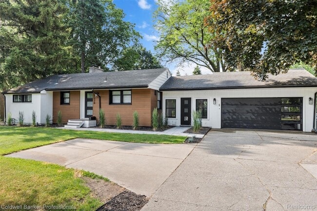 Photo - 1528 E Maple Rd