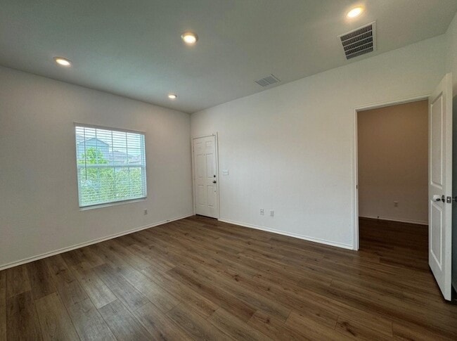 Photo - 208 Otter Rd