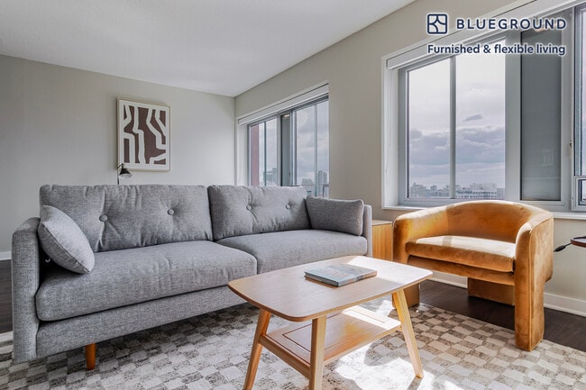 Building Photo - 121 W Chestnut St Unit FL25-ID1291