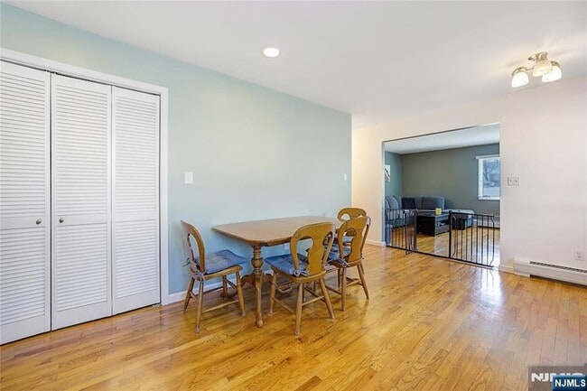 Photo - 260 Garibaldi Ave