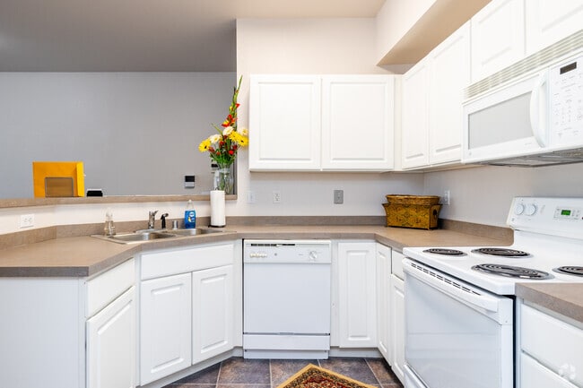 1BR, 1BA - 785SF - Kitchen - Canyon Court