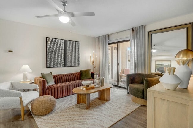 2BR, 2BA - 938SF - Living Room - Cortland Sun River